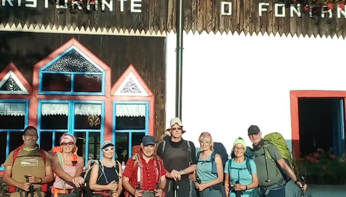 Gruppenbild vor den Rifugio Fontanabona | © Peter Mandler