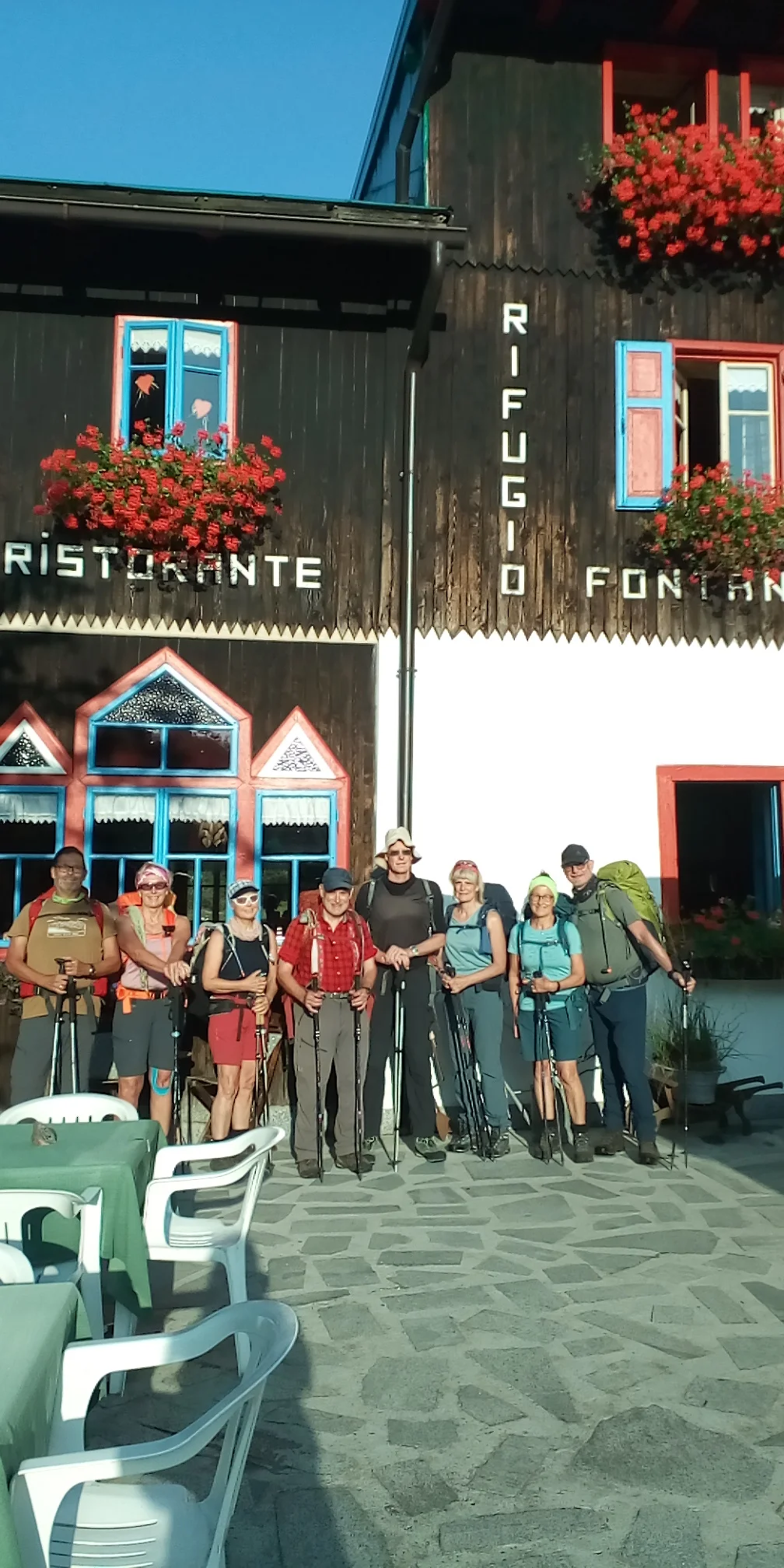 Gruppenbild vor den Rifugio Fontanabona | © Peter Mandler